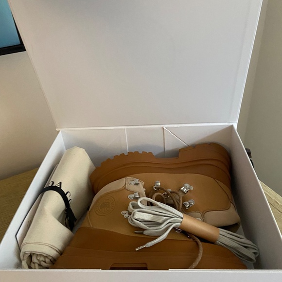 Canada Goose Women's Journey Boots - Picture 8 of 9